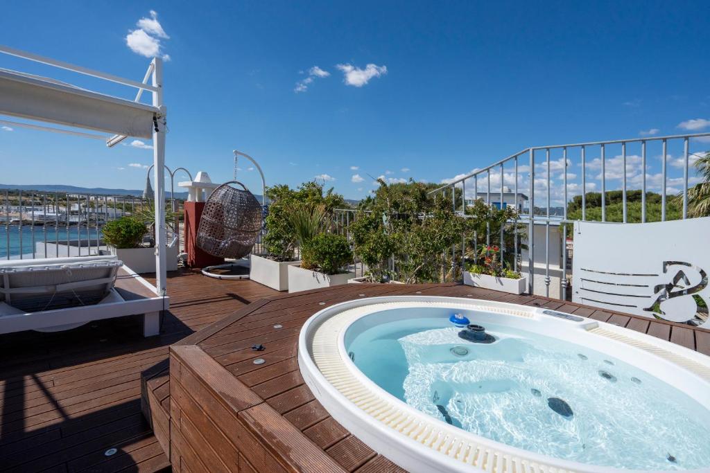 Bazén v ubytování Apulia Charming Suites - Casa Rossa Suite Perla e Suite Corallo nebo v jeho okolí