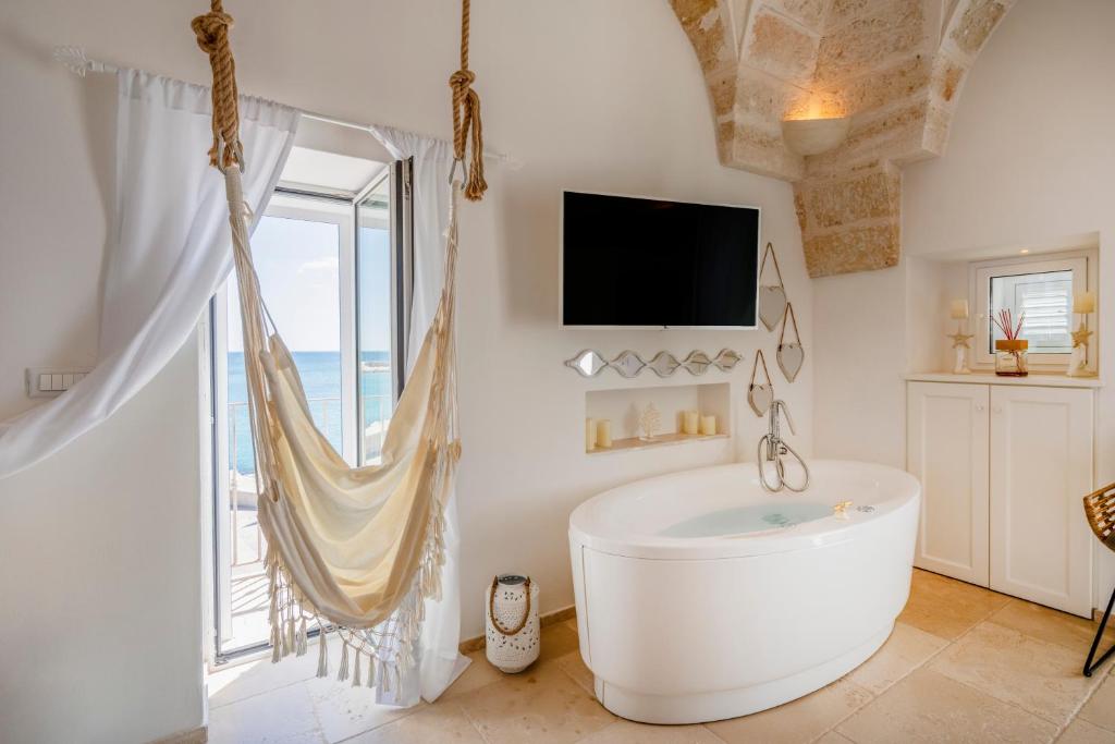 TV a/nebo společenská místnost v ubytování Apulia Charming Suites - Casa Rossa Suite Perla e Suite Corallo