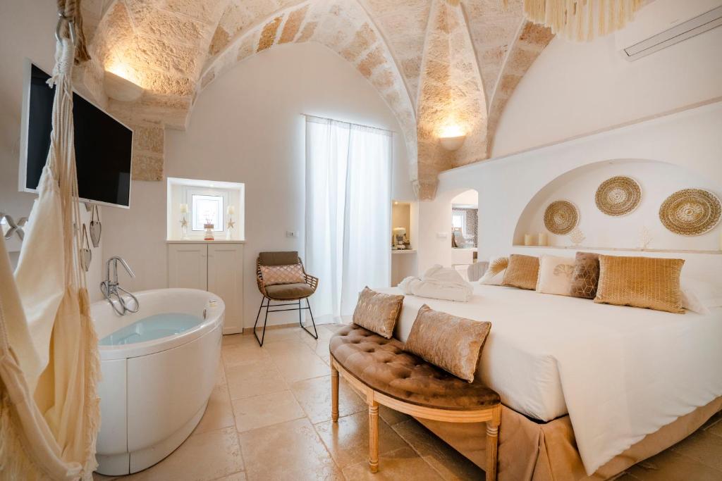 Postel nebo postele na pokoji v ubytování Apulia Charming Suites - Casa Rossa Suite Perla e Suite Corallo