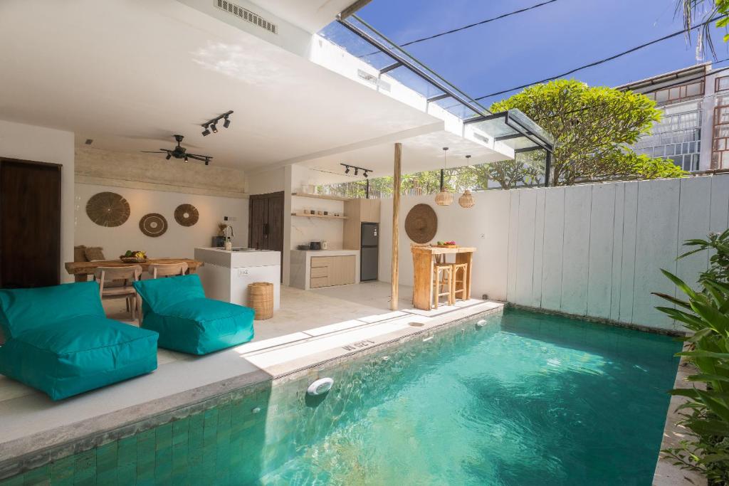 ヌサドゥアにあるSpring Villa Nusa Duaのスイミングプール付きの家