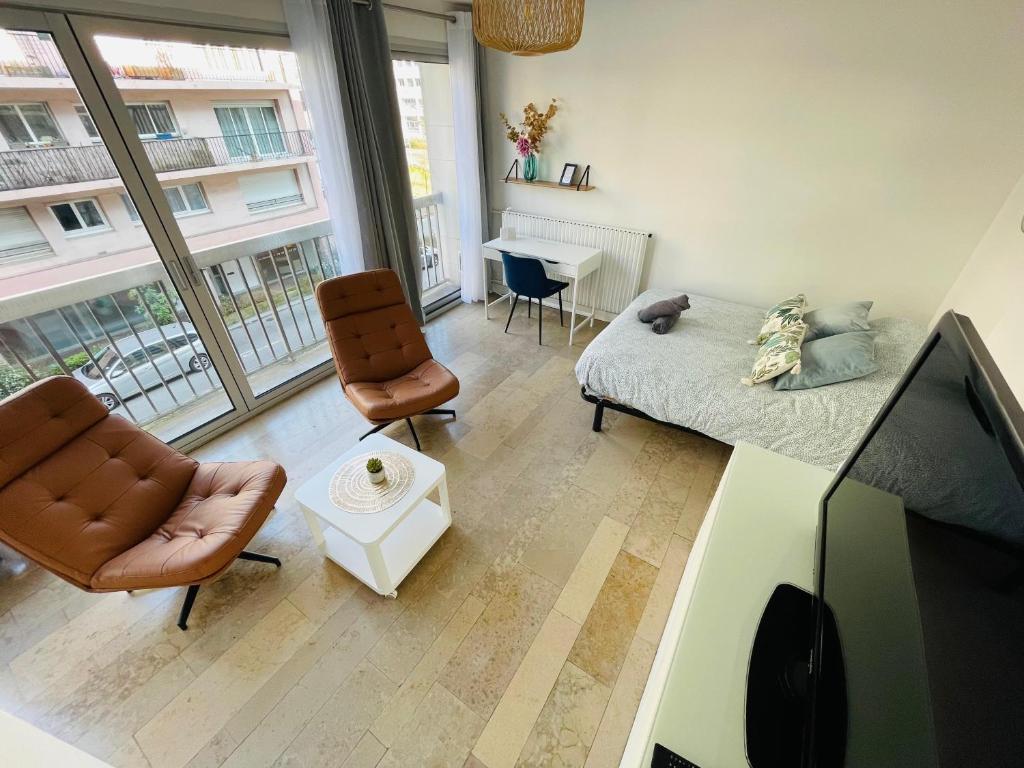 un salon avec un lit et une chaise dans l'établissement Le séjour du Général - 375, à Rouen