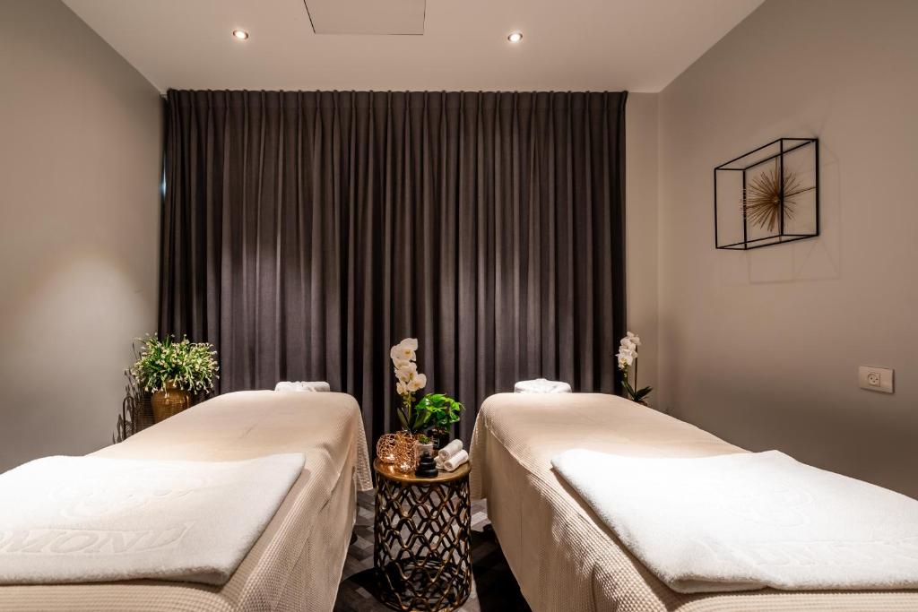 Postel nebo postele na pokoji v ubytování Edmond Luxury Hotel & Spa מלון ספא אדמונד ראש פינה