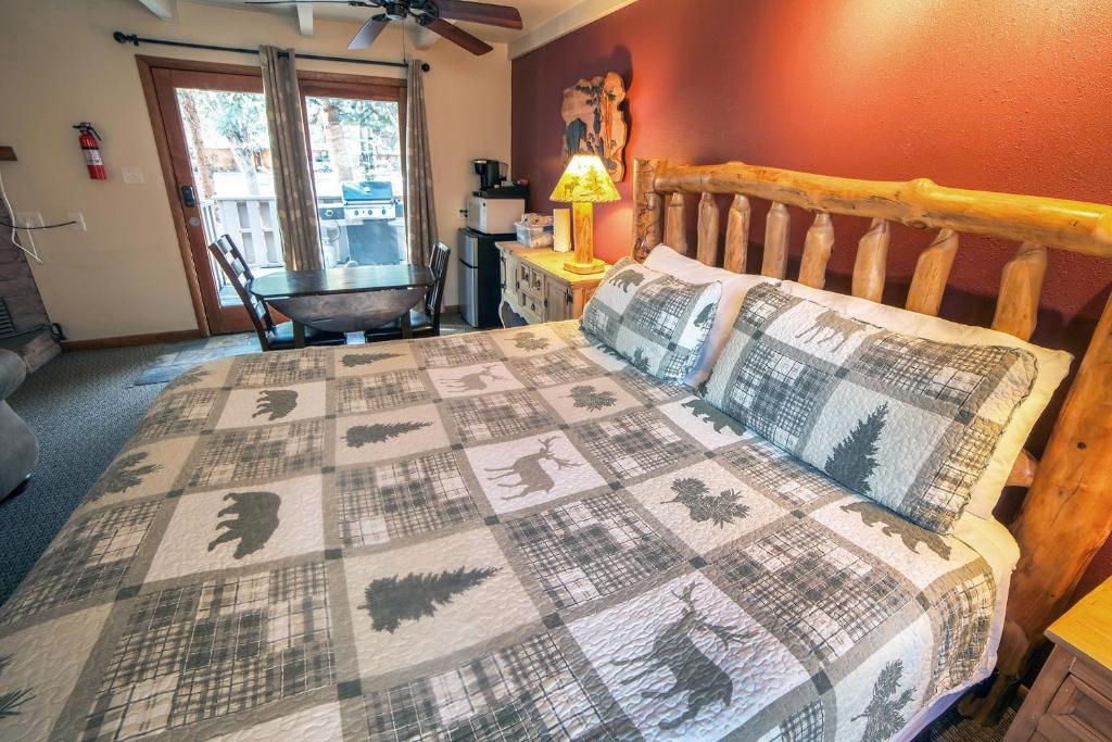 Postel nebo postele na pokoji v ubytování Sunnyside Knoll- 12 apts