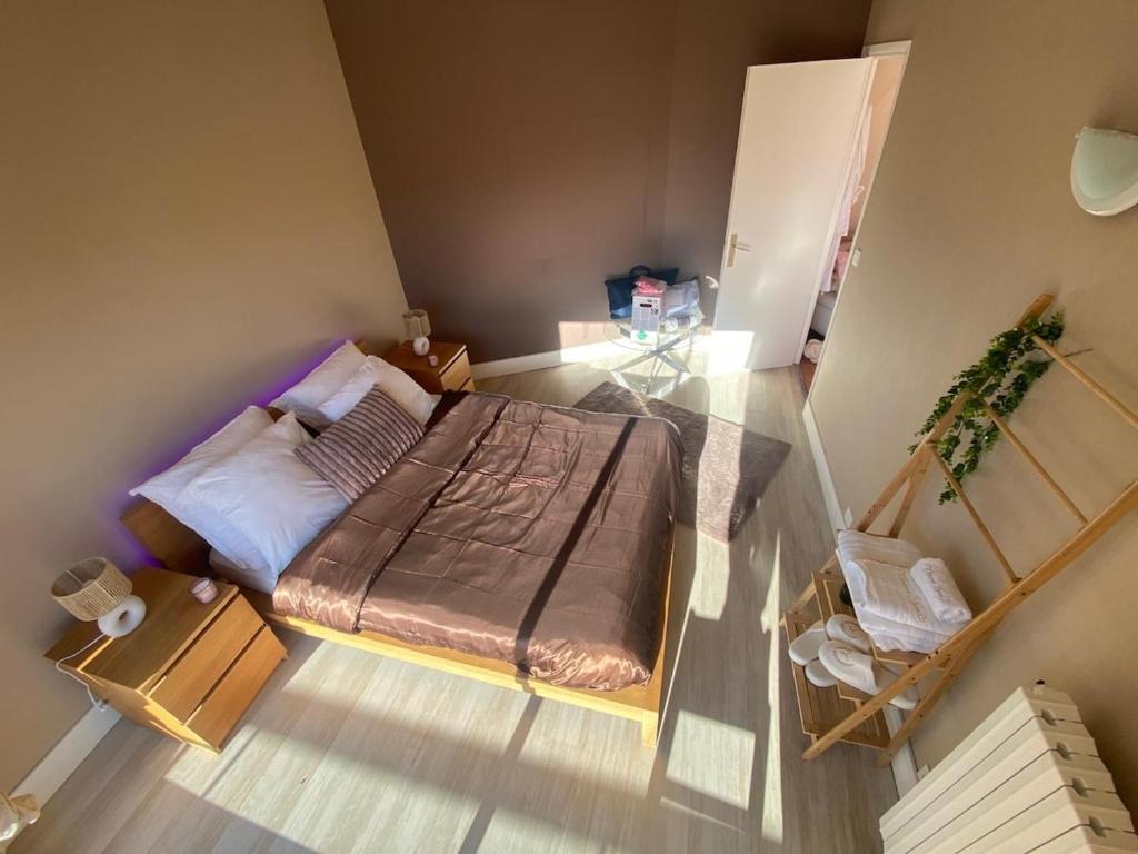 an overhead view of a bedroom with a bed at Flower spa - Jacuzzi intérieur - T2 in Toulouse
