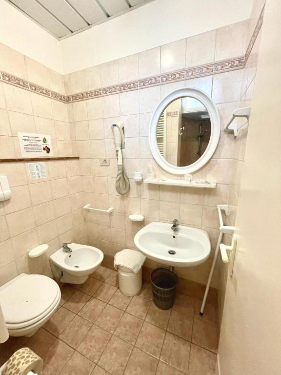 Koupelna v ubytování Hotel Crystal anche con spiaggia inclusa ALL INCLUSIVE