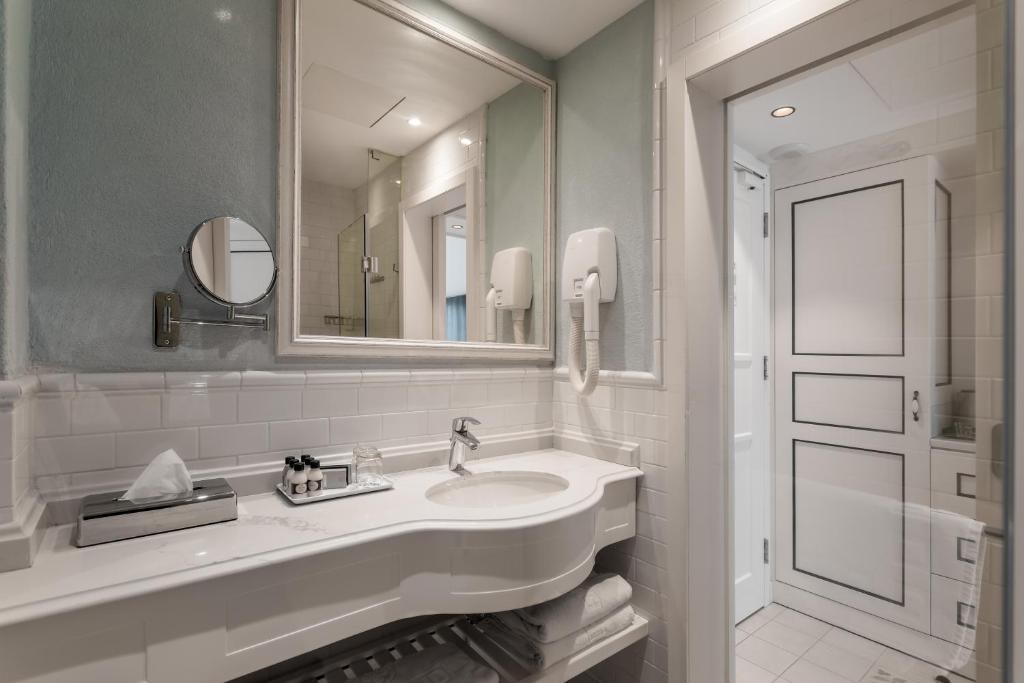 Koupelna v ubytování Edmond Luxury Hotel & Spa מלון ספא אדמונד ראש פינה