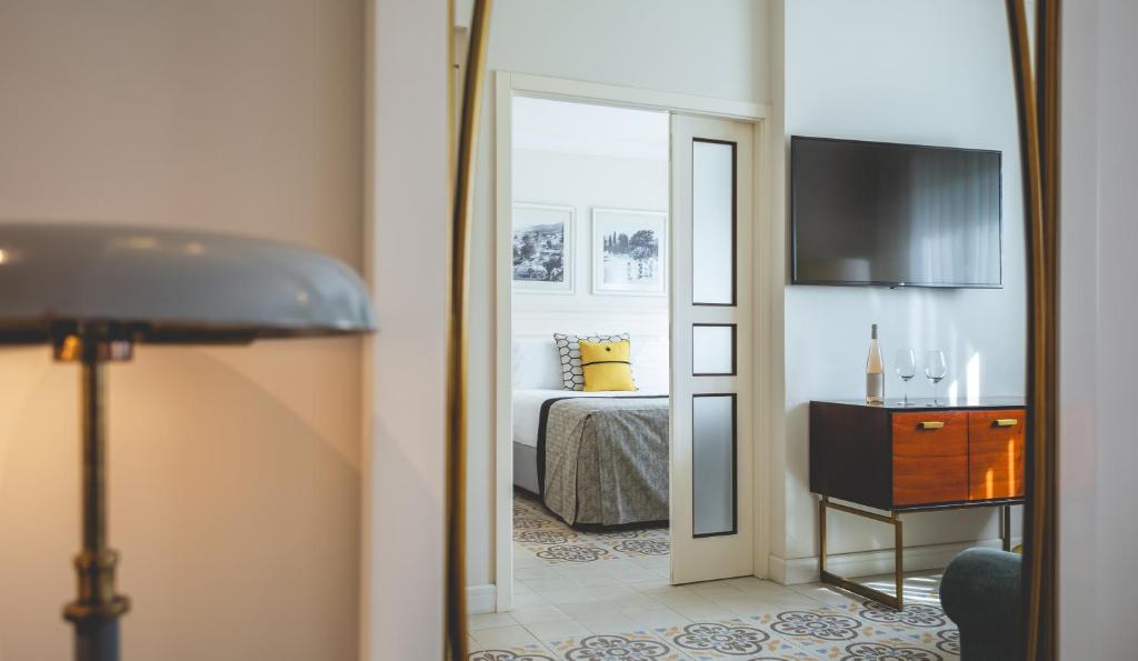 TV a/nebo společenská místnost v ubytování Edmond Luxury Hotel & Spa מלון ספא אדמונד ראש פינה