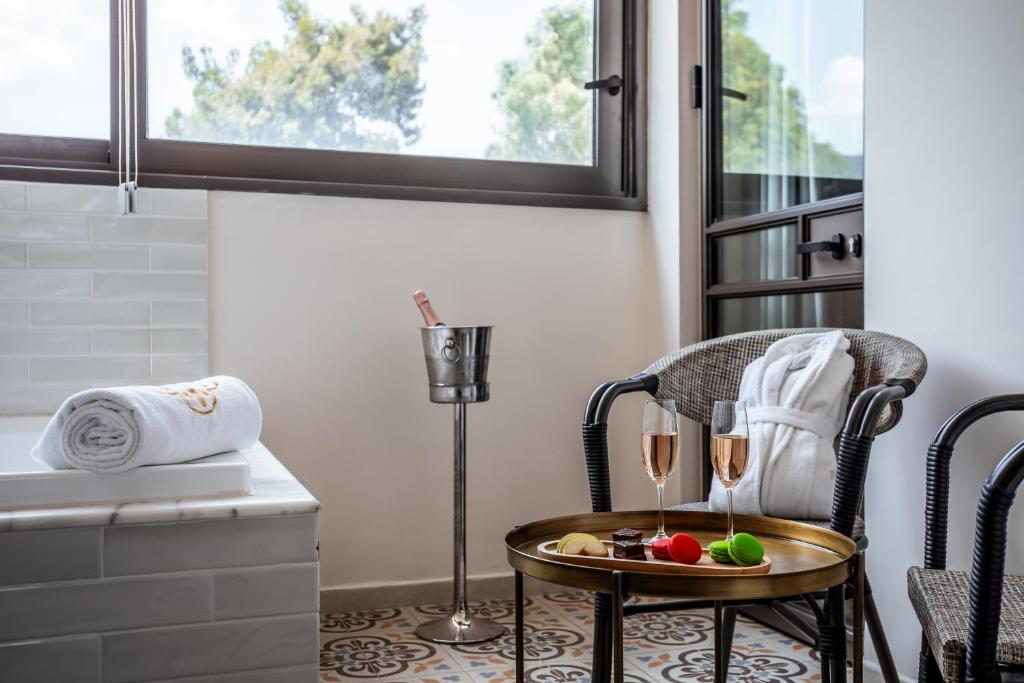 Posezení v ubytování Edmond Luxury Hotel & Spa מלון ספא אדמונד ראש פינה