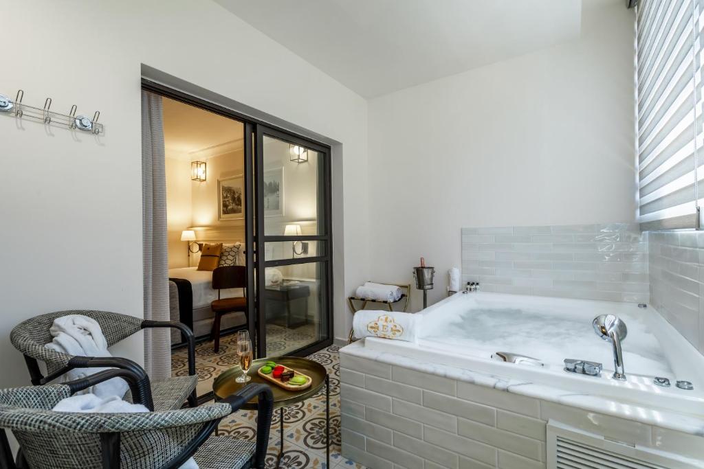 Koupelna v ubytování Edmond Luxury Hotel & Spa מלון ספא אדמונד ראש פינה