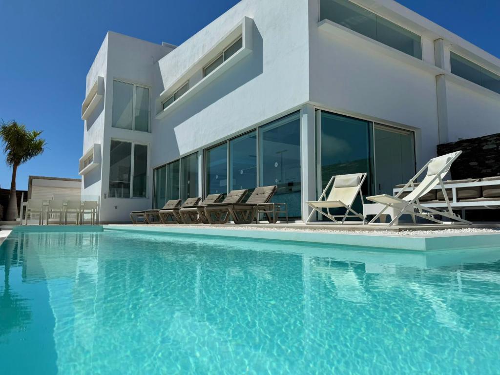 Bazén v ubytovaní Villas Golden by Sun Houses Canarias alebo v jeho blízkosti