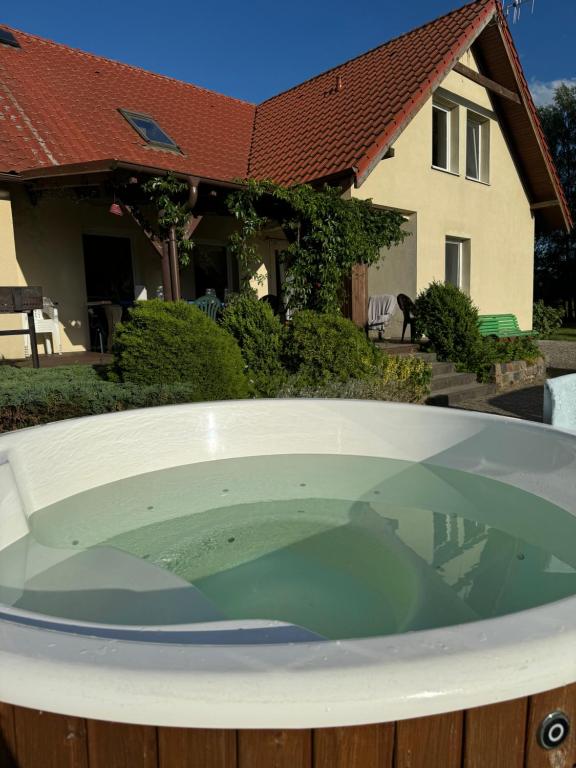 wanna z hydromasażem przed domem w obiekcie Dom Kaszuby w mieście Leśno