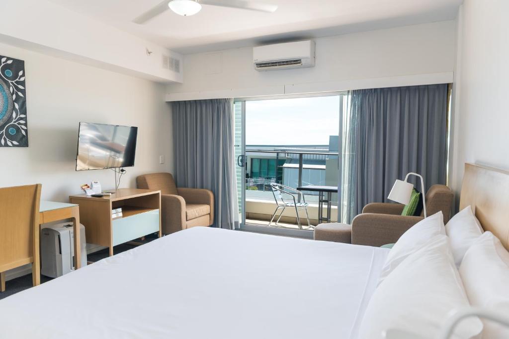 Postel nebo postele na pokoji v ubytování Darwin Harbour Suite