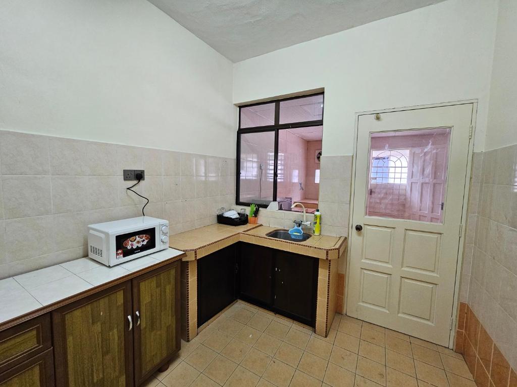Kuchyň nebo kuchyňský kout v ubytování May Flower Hostel