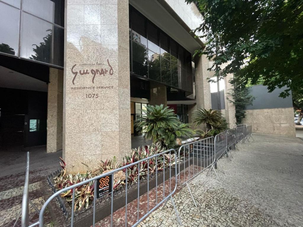 een gebouw met een uithangbord aan de zijkant bij Apart Hotel Guinard 1403 - Elegante e Acolhedor in Belo Horizonte