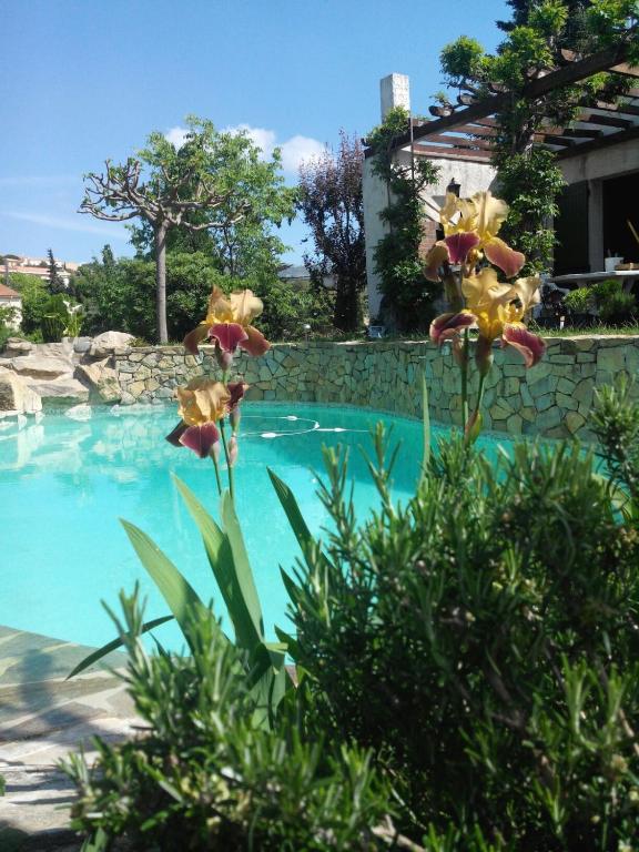 Photo de la galerie de l'établissement VILLA 140 M2 PISCINE JARDIN 5 PERSONNES et UN BEBE, à Marseille