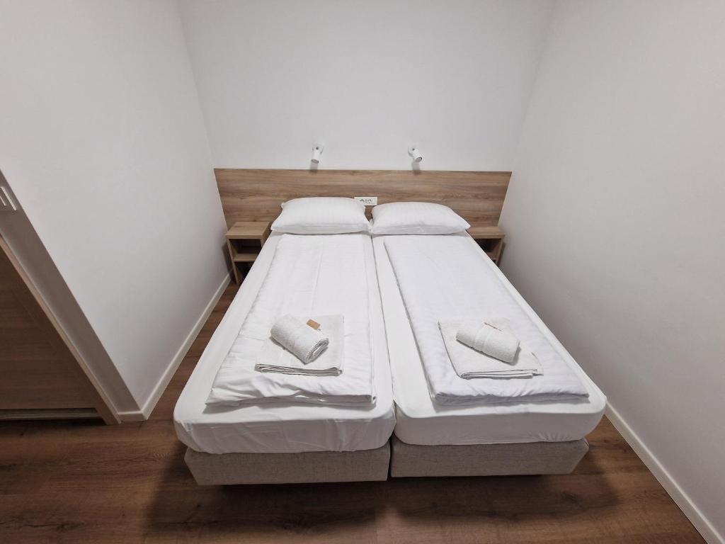 Postel nebo postele na pokoji v ubytování Počitniški dom Portorož / Portoroz Holiday Home