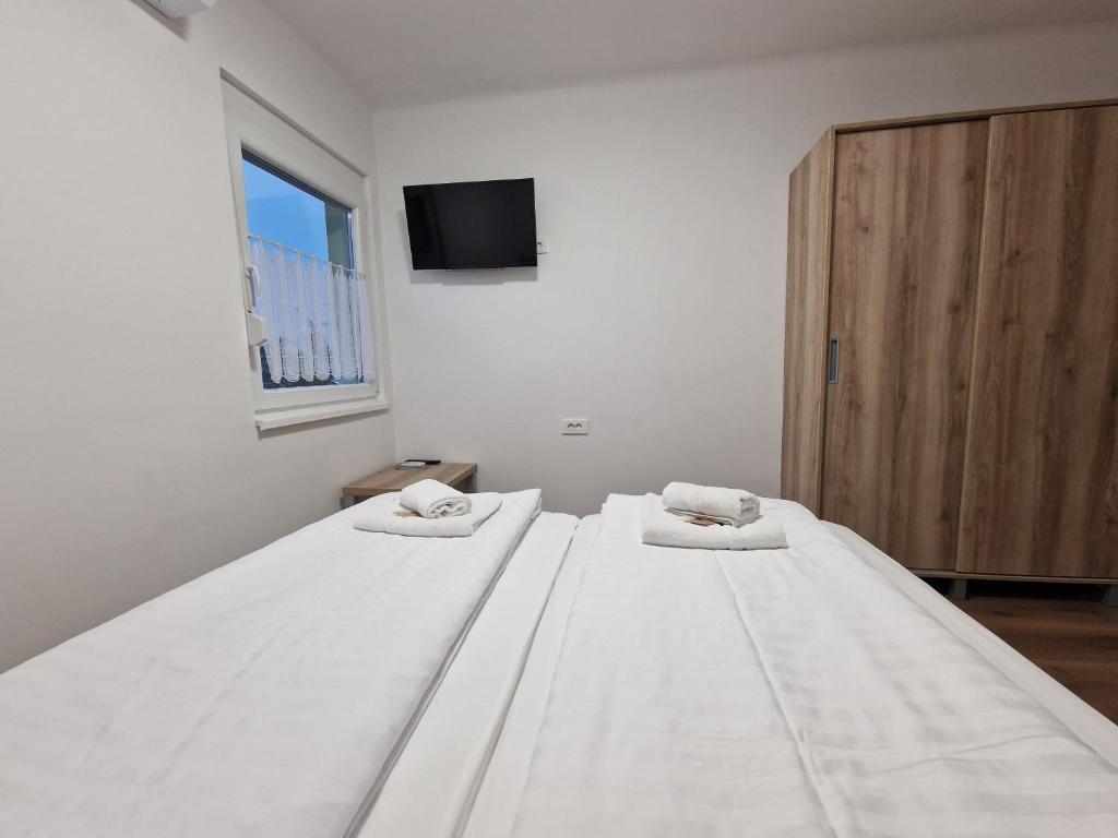 Postel nebo postele na pokoji v ubytování Počitniški dom Portorož / Portoroz Holiday Home