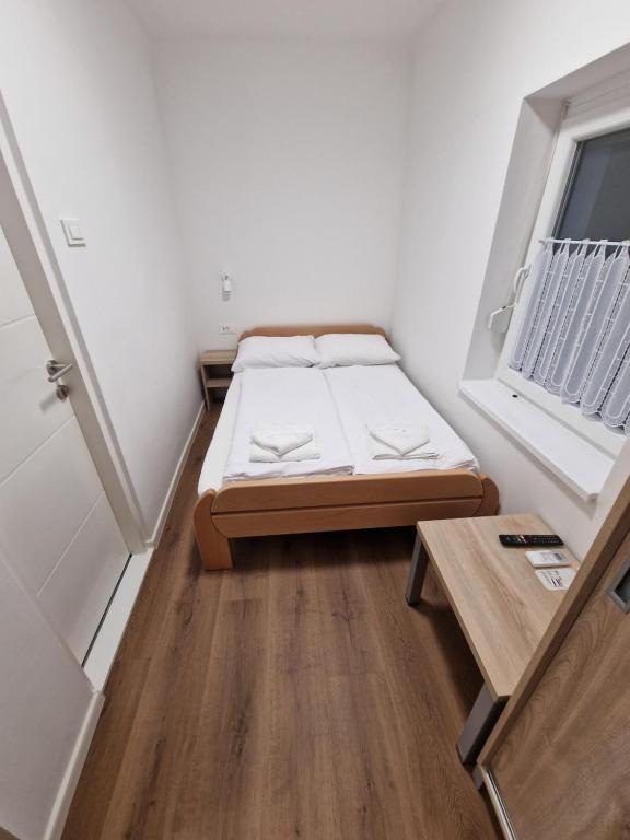 Postel nebo postele na pokoji v ubytování Počitniški dom Portorož / Portoroz Holiday Home