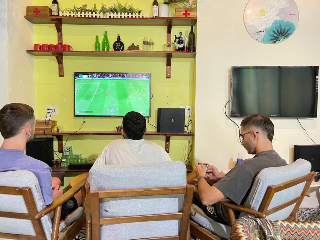 TV a/nebo společenská místnost v ubytování Tamcoc Backpackers Hostel Homestay