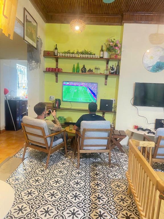 TV a/nebo společenská místnost v ubytování Tamcoc Backpackers Hostel Homestay