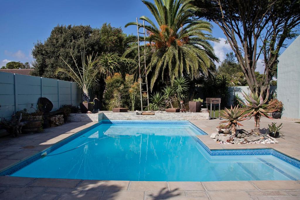 Bazén v ubytování Aloe Aloe Cottage nebo v jeho okolí