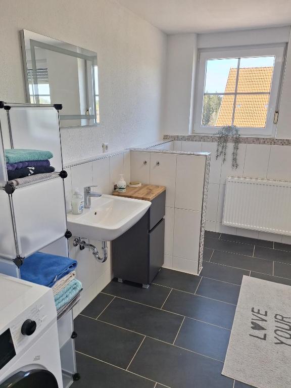 Kuchyň nebo kuchyňský kout v ubytování 5-Zimmer Ferienwohnung Welzheimer Wald