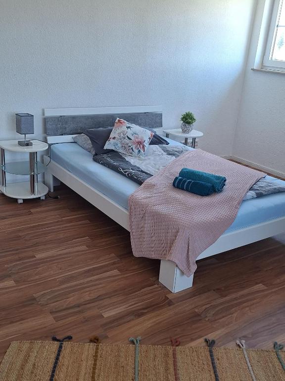 Postel nebo postele na pokoji v ubytování 5-Zimmer Ferienwohnung Welzheimer Wald