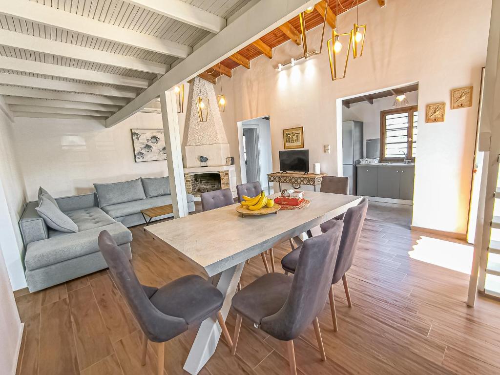 Posezení v ubytování Charming house 8 minutes walk from Almyrida beach