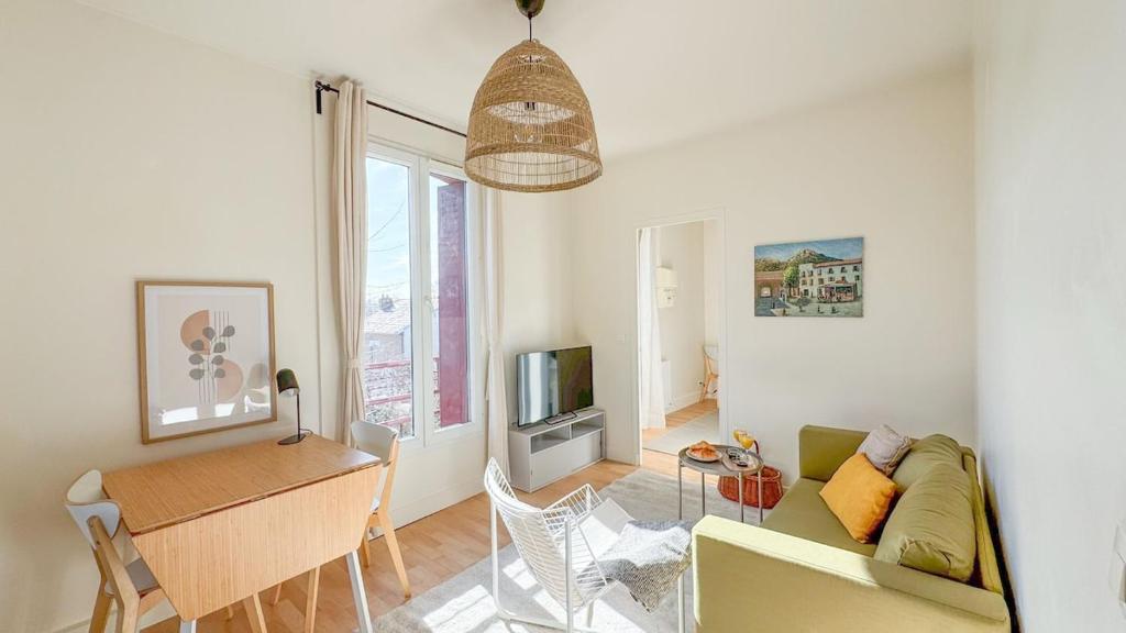 un salon avec un canapé et une table dans l'établissement Villejuif aux portes de Paris, à Villejuif