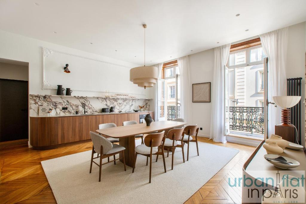 une cuisine et une salle à manger avec une table et des chaises dans l'établissement Urban Flat 197 - Appartement Saint Honore Champs Elysees, à Paris