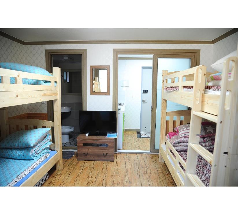 Divstāvu gulta vai divstāvu gultas numurā naktsmītnē The 1st Andong Hostel