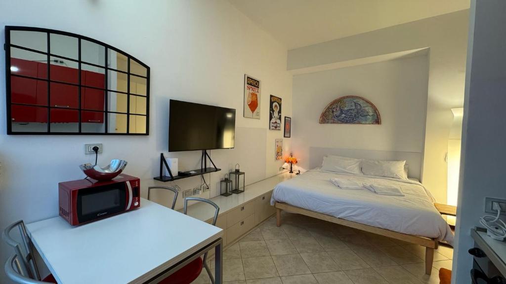 A bed or beds in a room at Studio Lunigiana Milano Stazione Milano