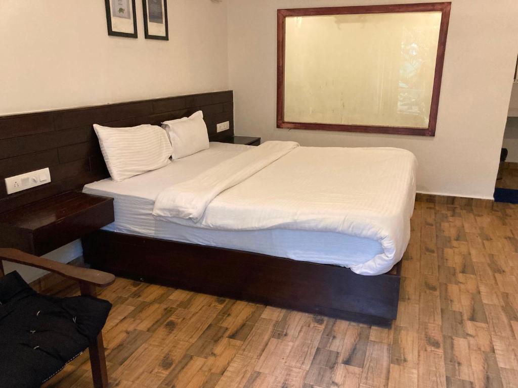 Postel nebo postele na pokoji v ubytování Hotel O Calangute Beach Resort