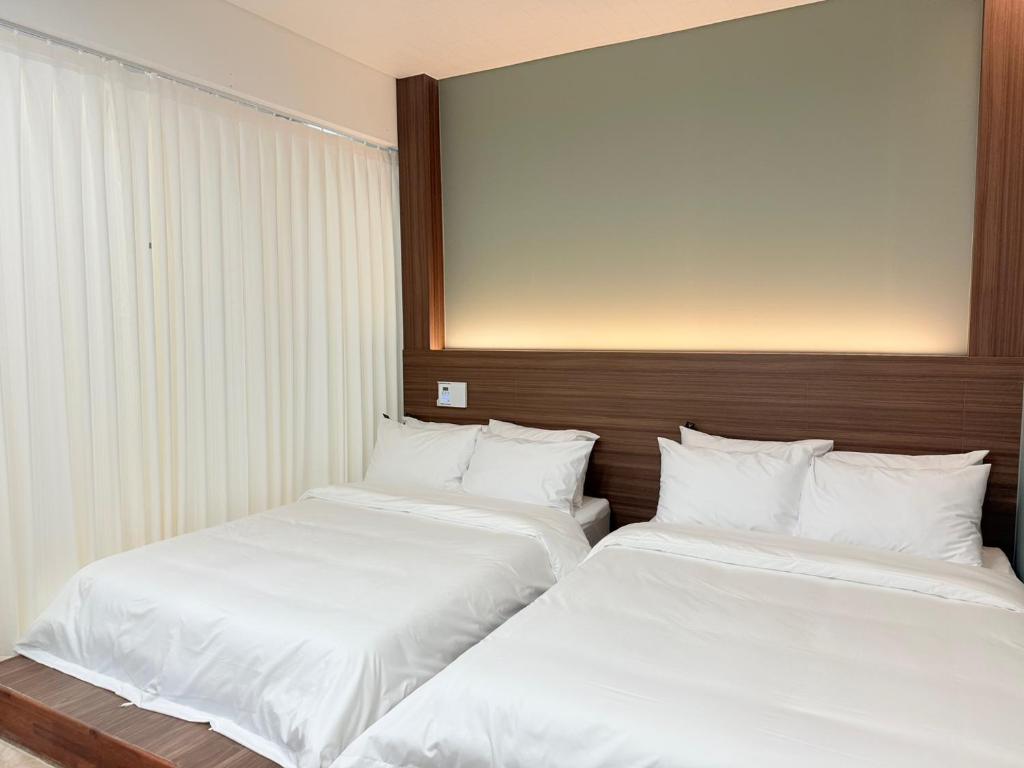 Postel nebo postele na pokoji v ubytování Hotel Intro Chuncheon