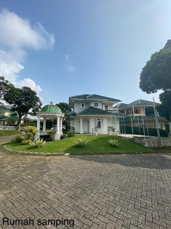 a white house with a gazebo in a yard at Villa Puncak Resort Cipanas in Cikundul
