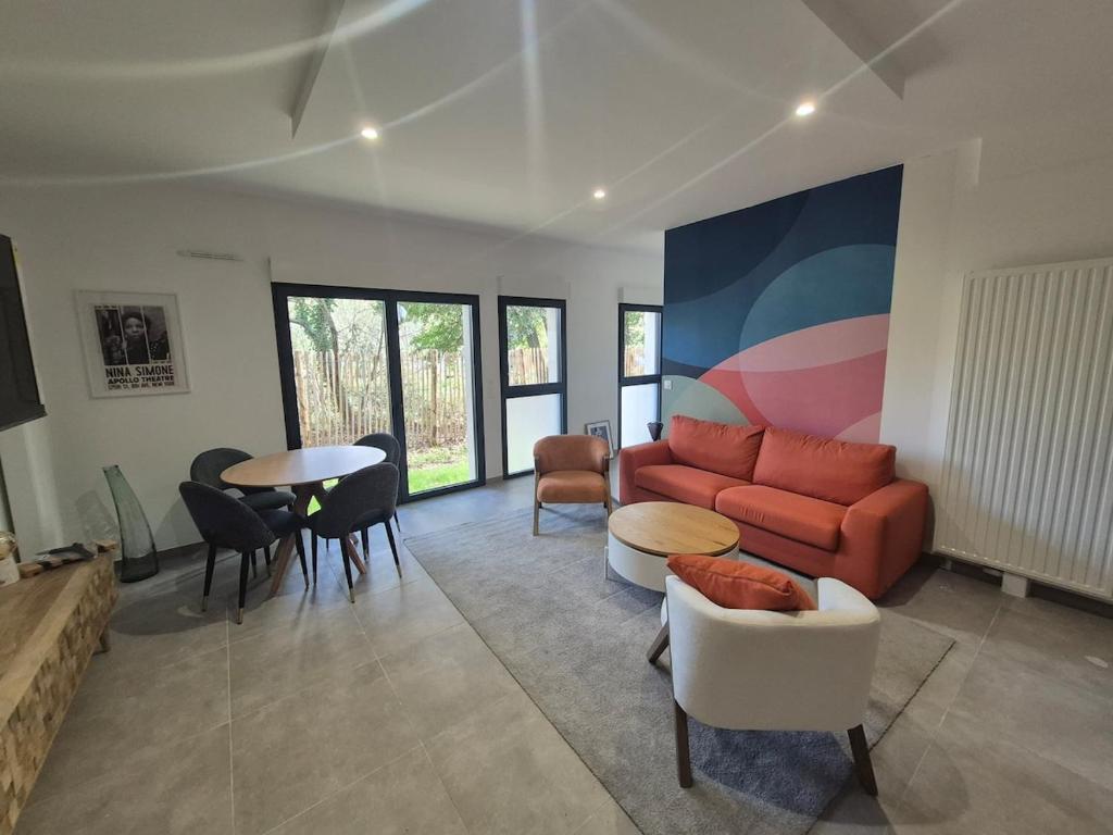 un salon avec un canapé, une table et des chaises dans l'établissement Nina, Appartement 2 couchages, Elégant, Wifi, Parking, à La Rochelle