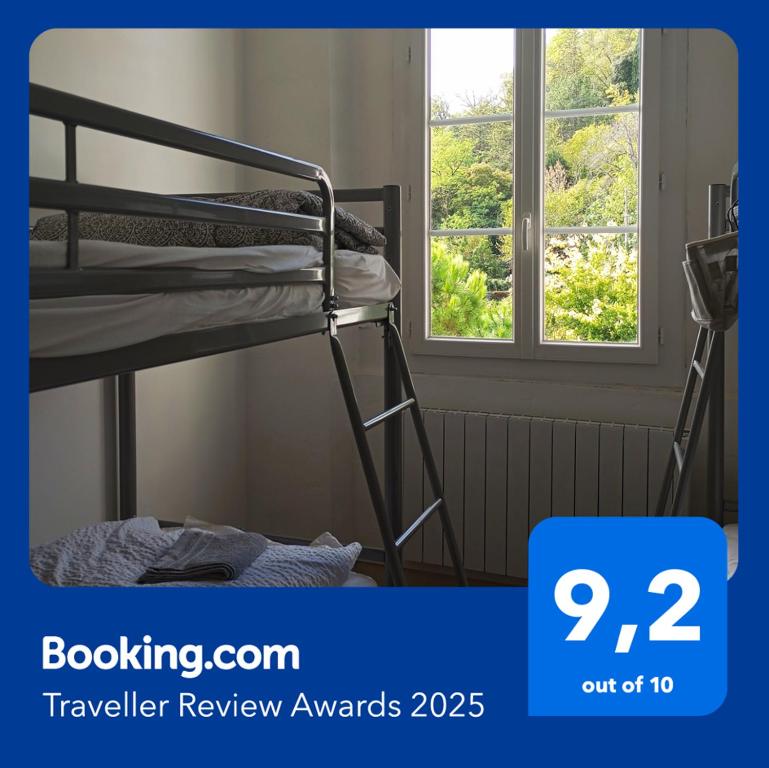 Ce lit superposé se trouve dans un dortoir doté d'une fenêtre. dans l'établissement Gîte Comme une parenthèse, à Moissac