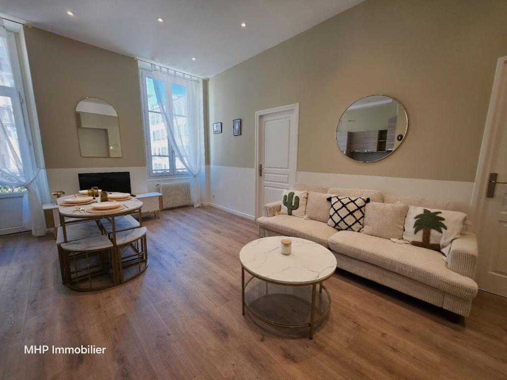 un salon avec un canapé et deux tables dans l'établissement Beldi, à Nice