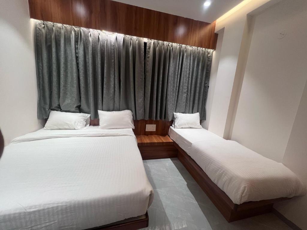Postel nebo postele na pokoji v ubytování Hotel Rudraksh