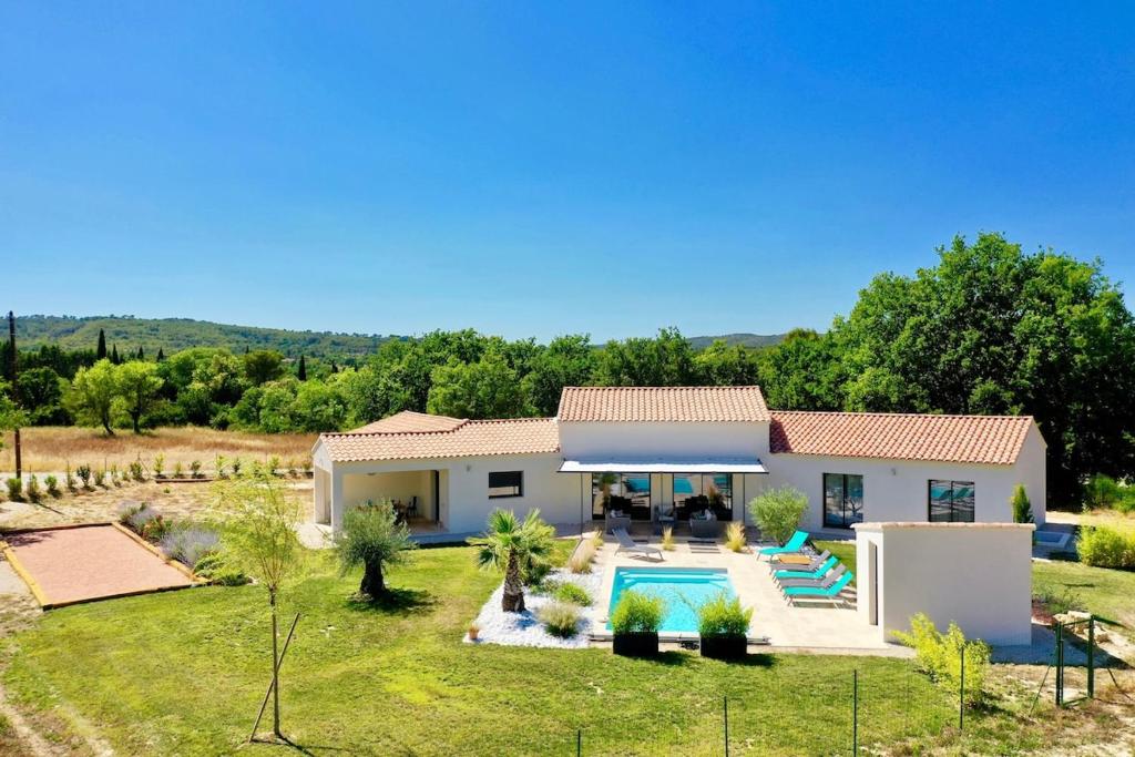 una villa con piscina e una casa di Villa Les Vignes d Antan a Le Puy-Sainte-Réparade