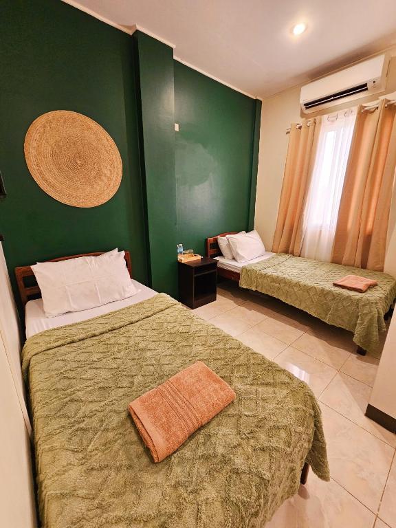Letto o letti in una camera di Adlaw Inn