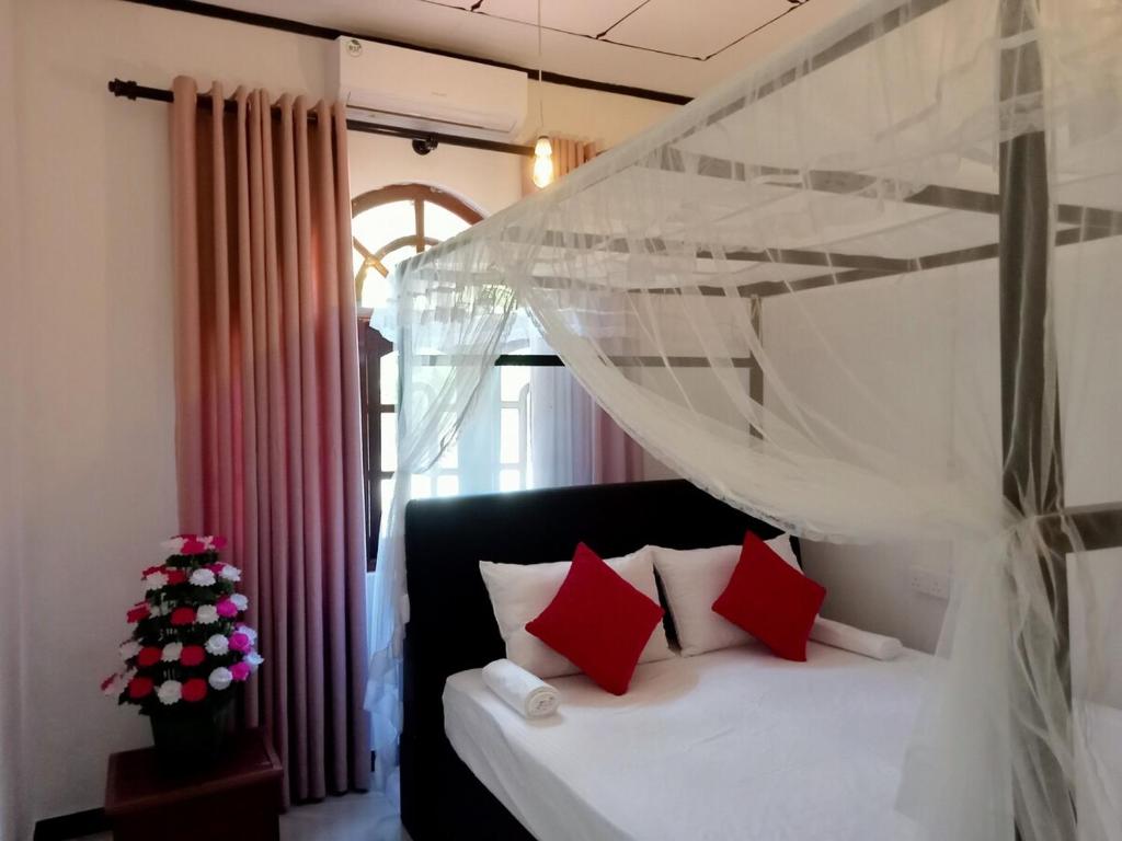 Postel nebo postele na pokoji v ubytování Vimukthi ocean bliss villa