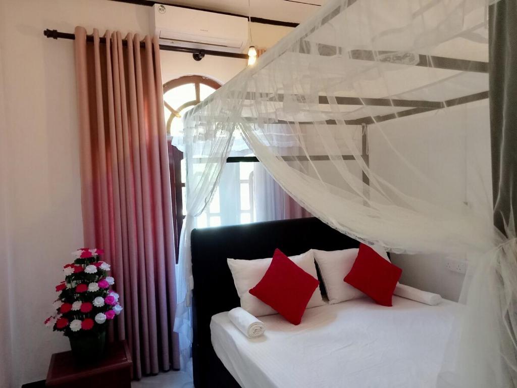 Postel nebo postele na pokoji v ubytování Vimukthi ocean bliss villa