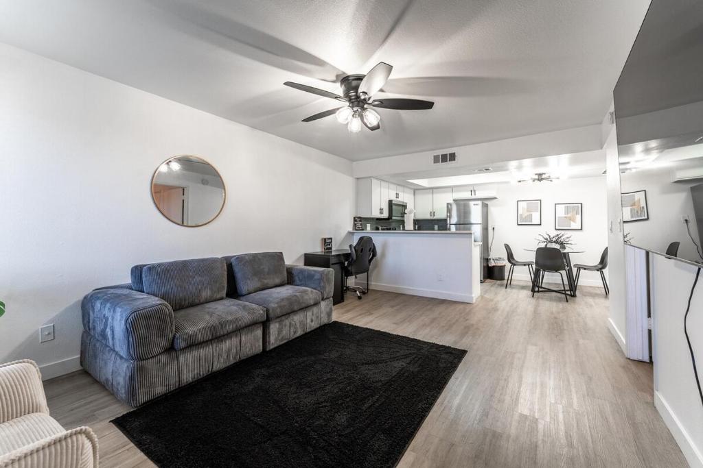 Posezení v ubytování Mesa Riverview 1 BR Apt with King