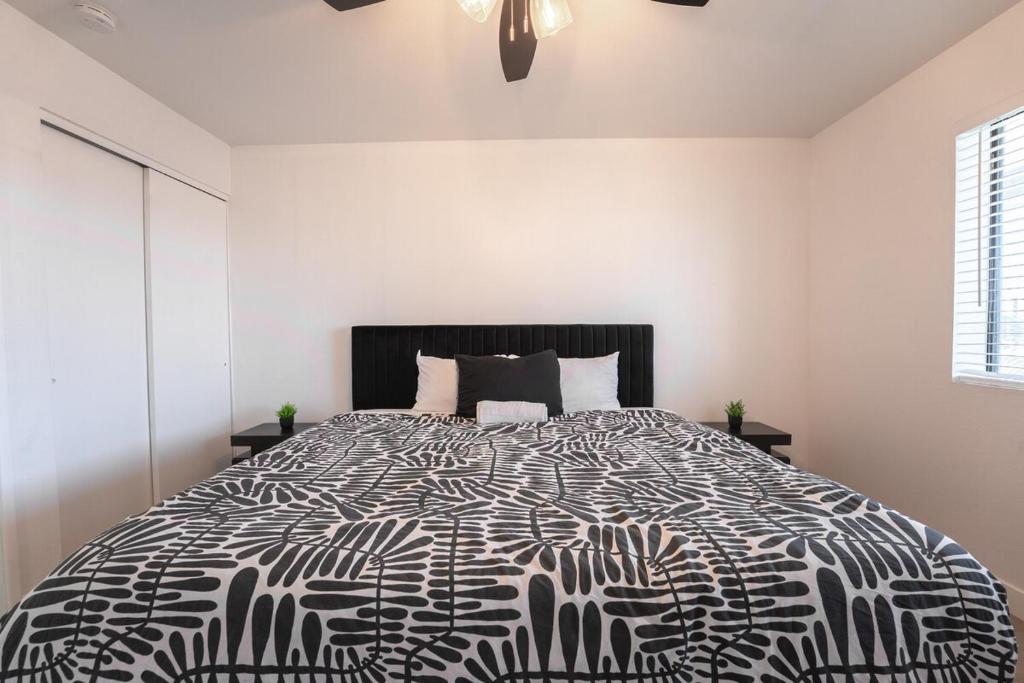 Postel nebo postele na pokoji v ubytování Mesa Riverview 1 BR Apt with King