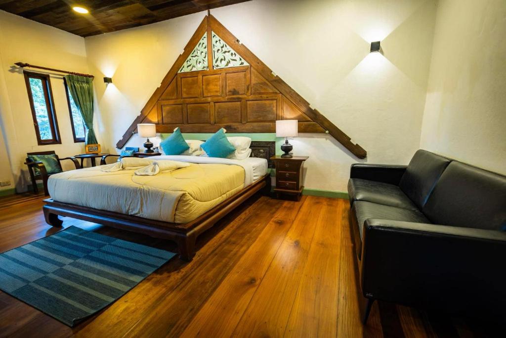 Postel nebo postele na pokoji v ubytování Ruean Thai Hotel