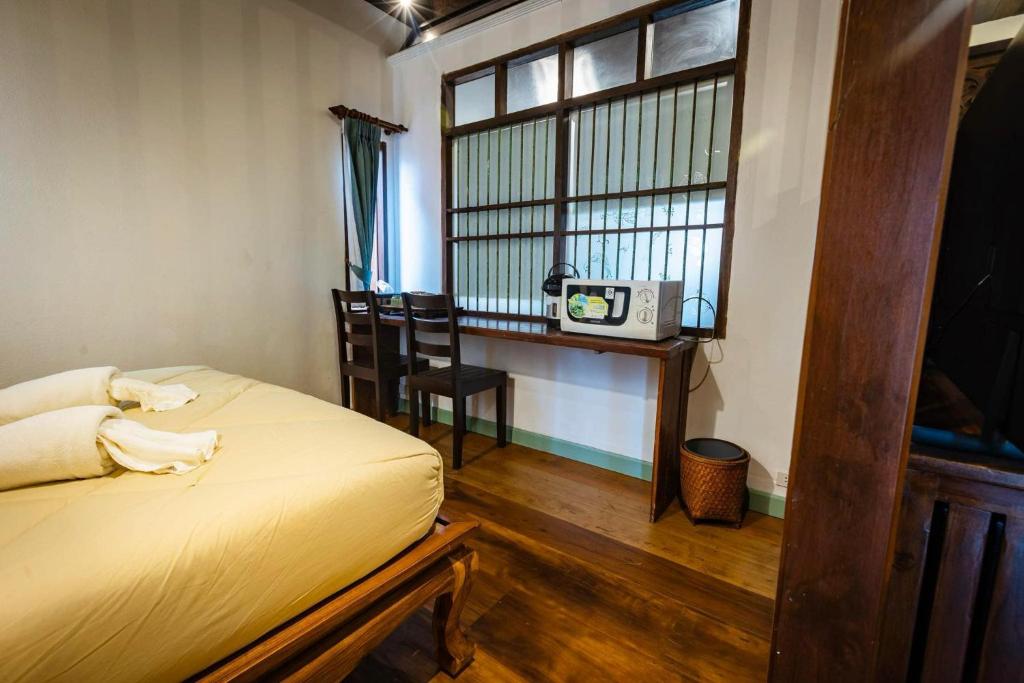 Postel nebo postele na pokoji v ubytování Ruean Thai Hotel