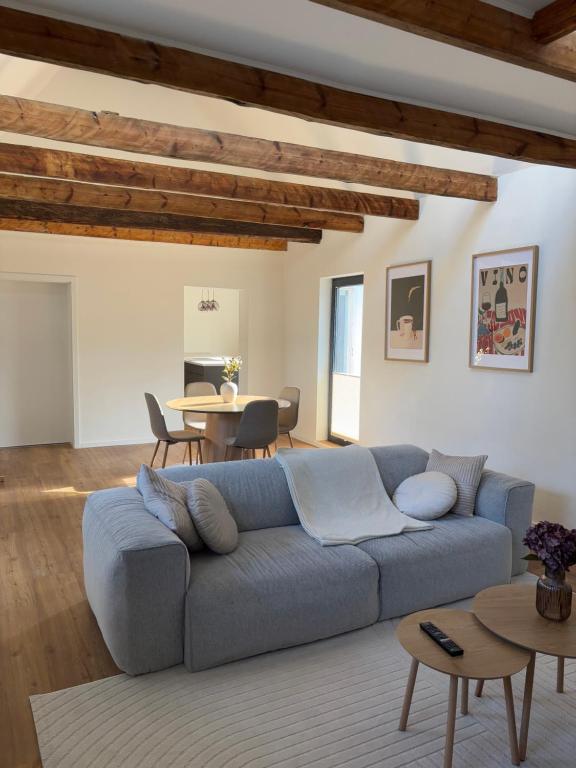 a living room with a blue couch and a table at Albos Ferienhaus zwischen Schlei und Ostseeküste in Fleckeby