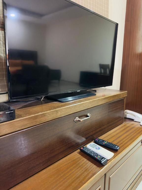 TV a/nebo společenská místnost v ubytování Maxwell Inn Luxury Hotel