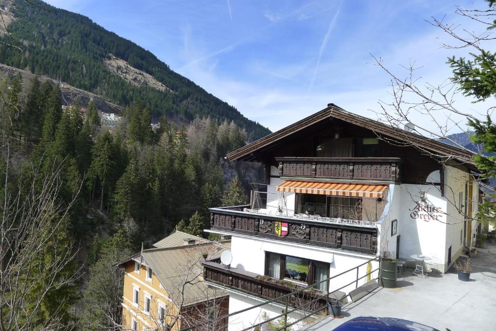 ein Gebäude mit Balkonen an der Seite eines Berges in der Unterkunft Atelier Greyer in Bad Gastein